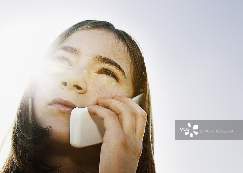 玩手机的女孩图片素材