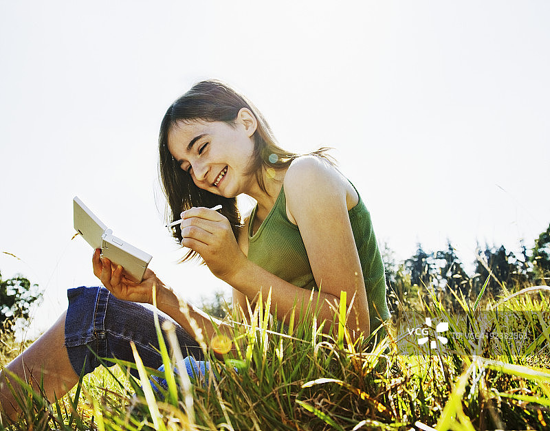 女孩玩游戏机图片素材