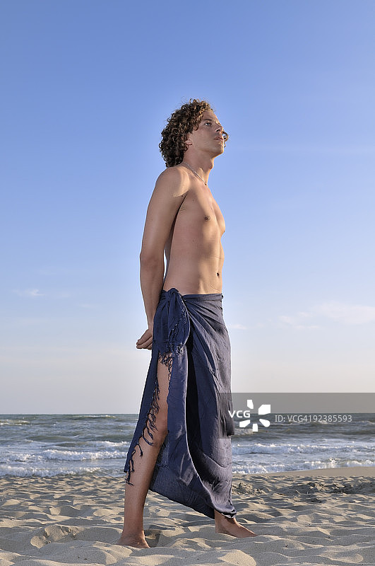 在沙滩上的男人图片素材