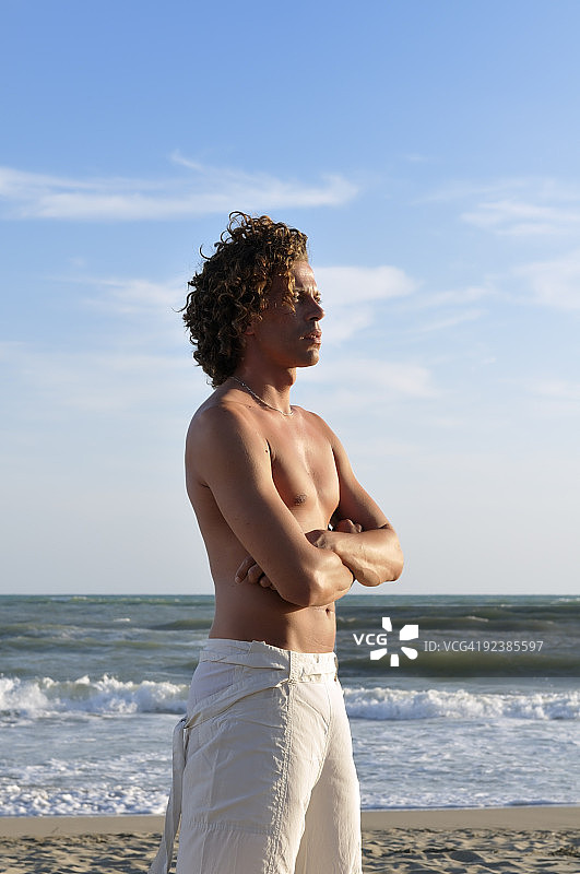 在沙滩上的男人图片素材