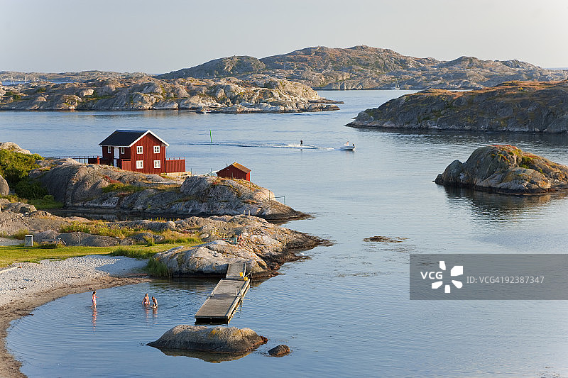 海中沐浴，瑞典蒂约恩岛舍尔港图片素材