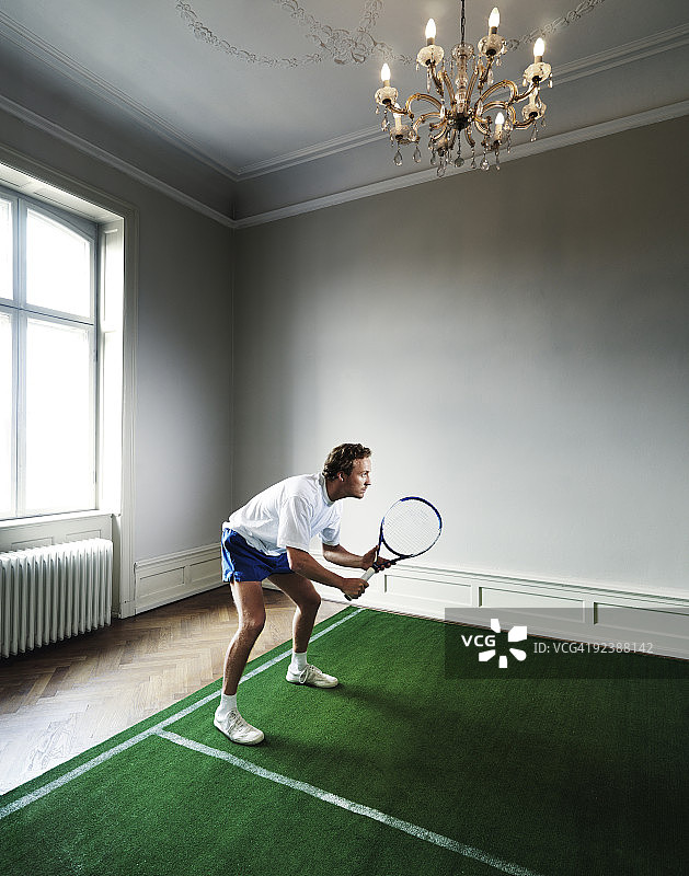 室内网球场上的男性运动员图片素材