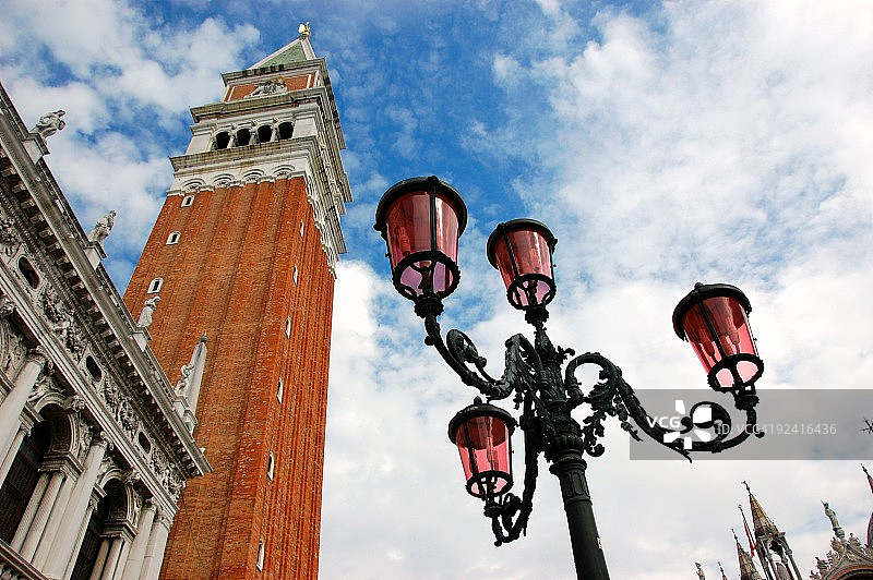 威尼斯圣马可广场的钟楼图片素材