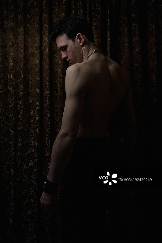 沉思的年轻人图片素材