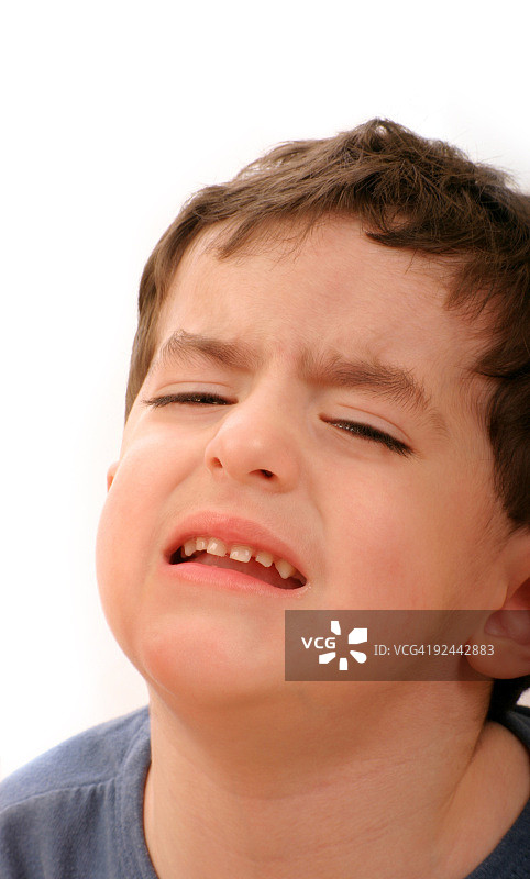 男孩大声哭喊图片素材