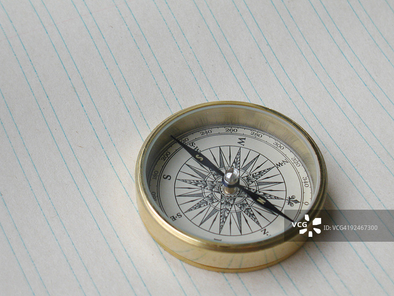 带有蓝色线条的指南针图片素材