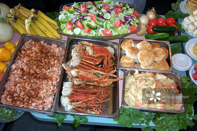 自助餐：蟹腿、香料虾、沙拉等图片素材