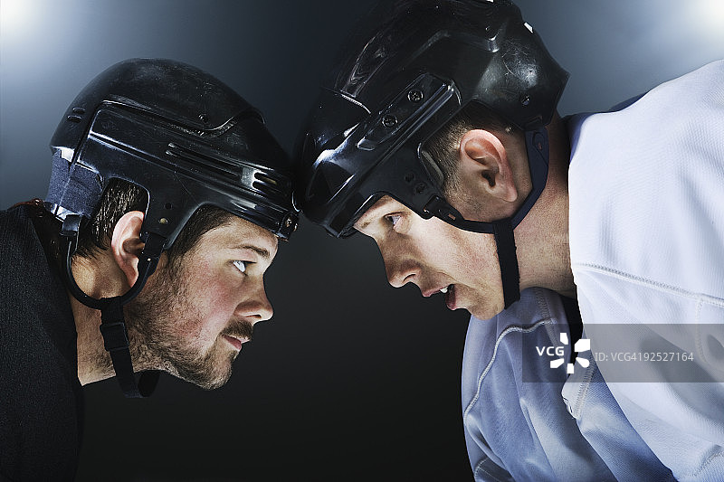 两名冰球运动员争球图片素材