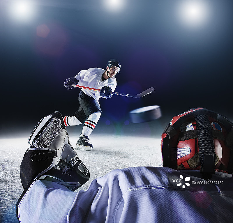 冰球运动员射门图片素材