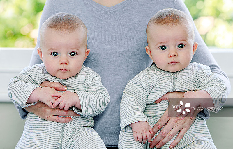 母亲抱着双胞胎男婴图片素材