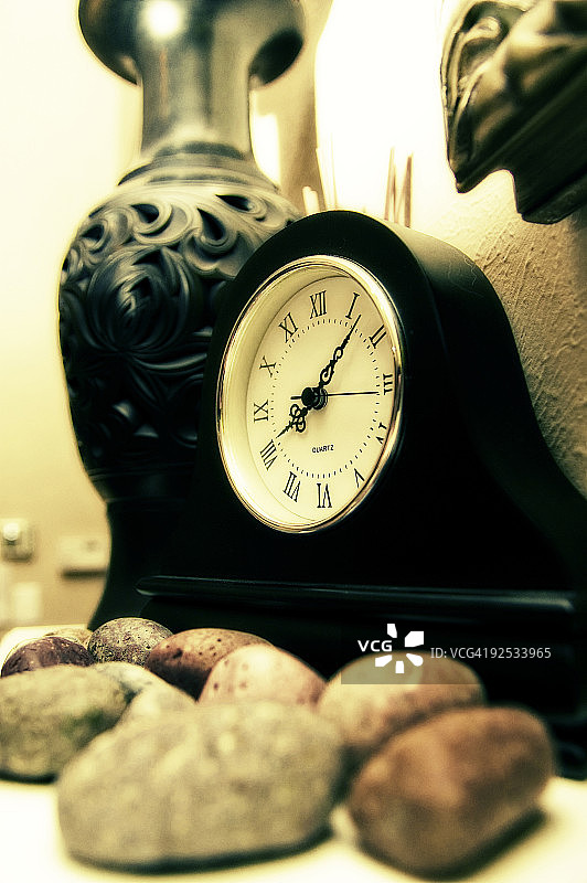 时钟、花瓶和鹅卵石图片素材