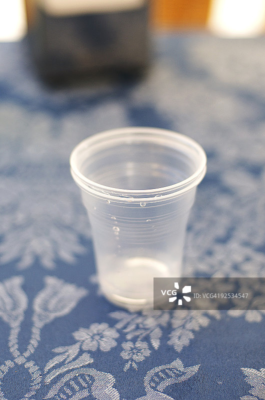 咖啡桌上的透明塑料水杯图片素材