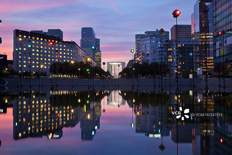 法国巴黎拉德芳斯区夜景图片素材