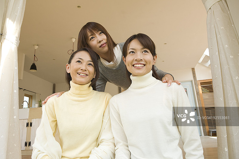 三名年轻女子坐在客厅里图片素材