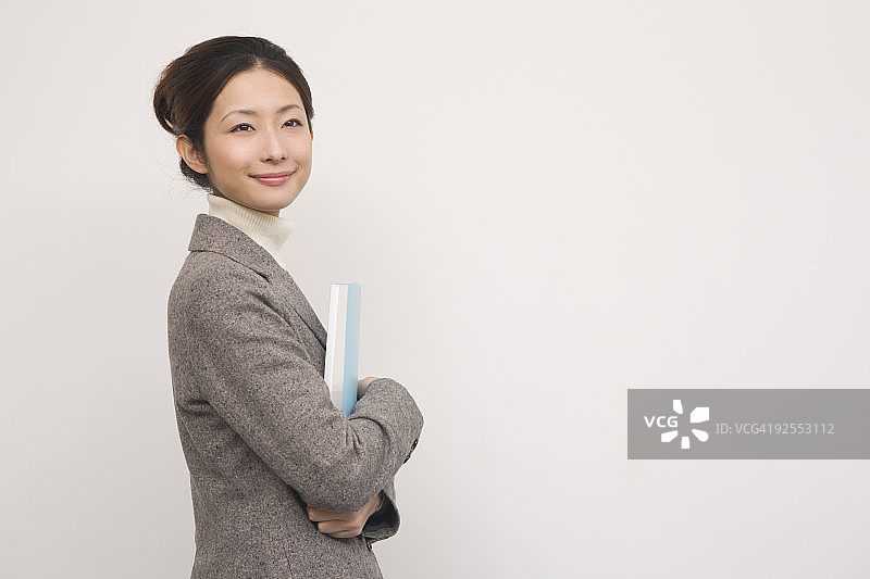 办公室里的年轻男子肖像图片素材