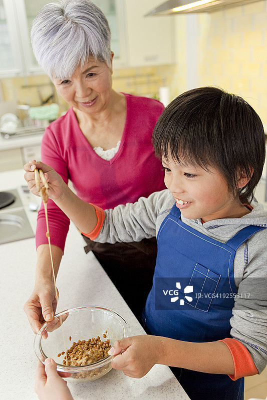 孙子和奶奶一起做饭图片素材