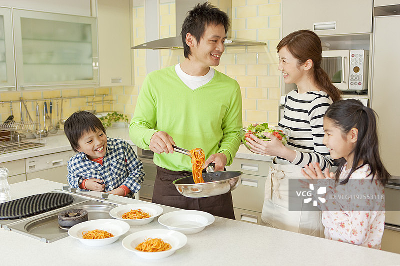 父母和孩子一起做饭图片素材