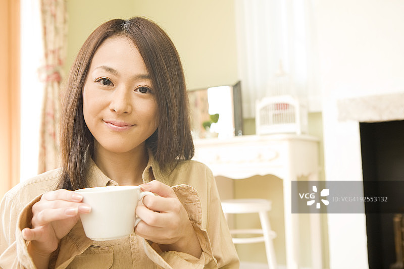 拿着杯子的年轻女人图片素材