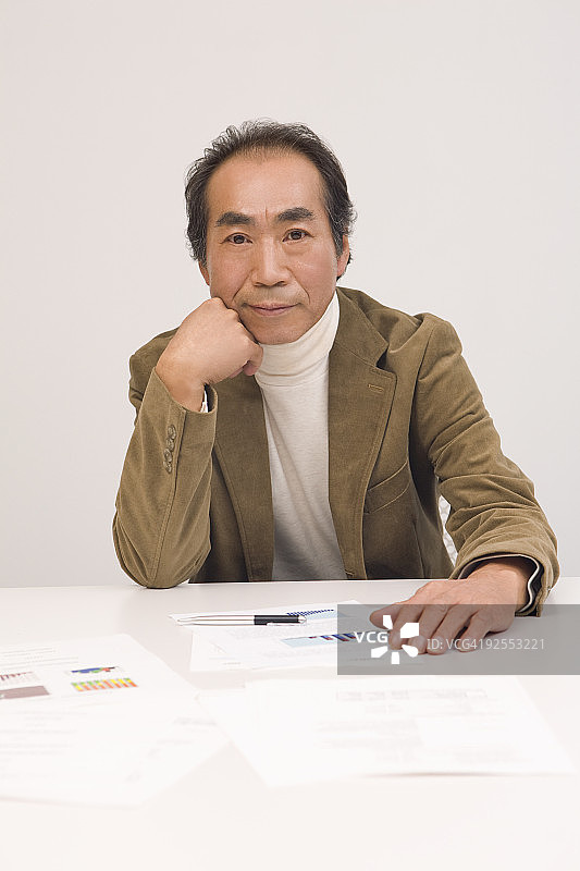 办公室里的成熟男人肖像图片素材