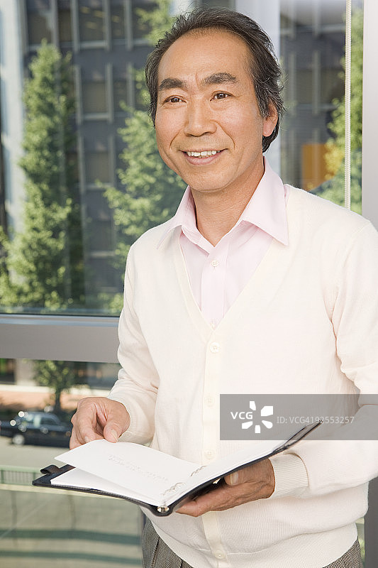 拿着笔记本的商人图片素材