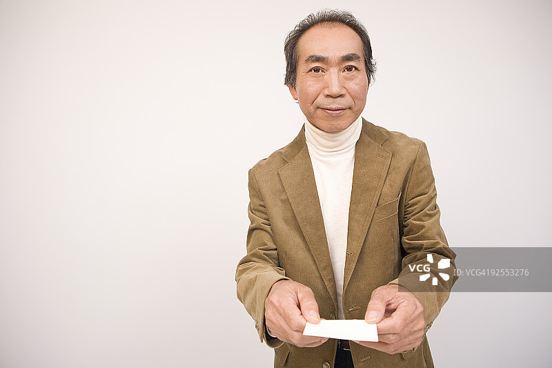 中年男人递名片图片素材