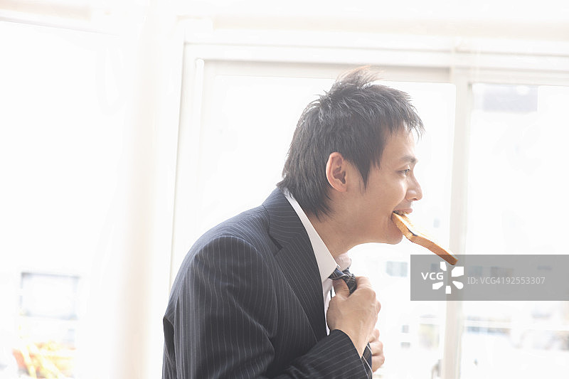 中年男人穿衣吃饭图片素材