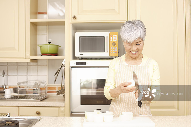 年长妇女在做饭图片素材