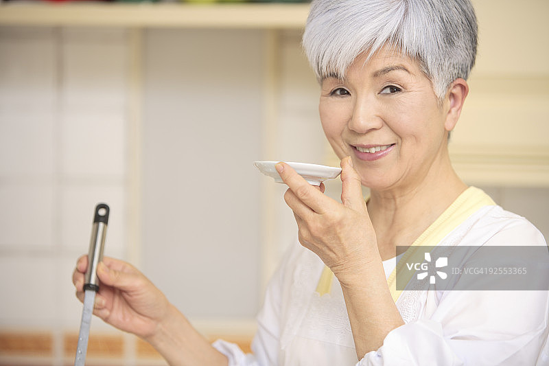 年长妇女在做饭图片素材