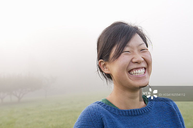 微笑女性肖像图片素材