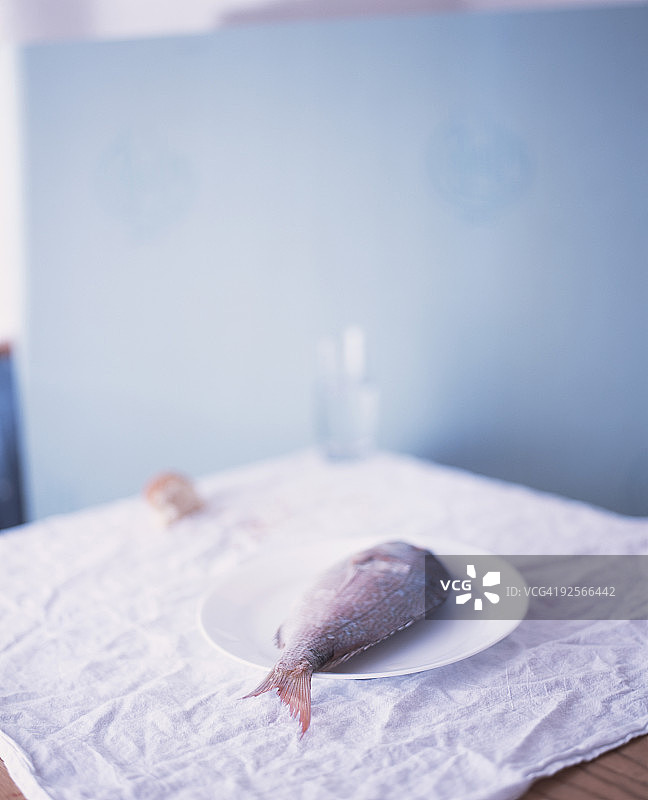 餐桌上的整鱼图片素材