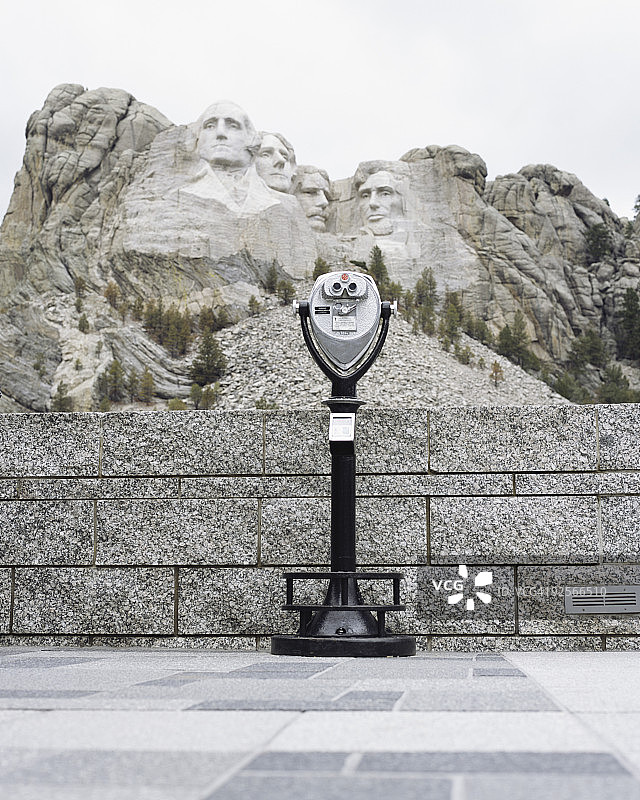 拉什莫尔山国家纪念公园前的取景器（南达科他州基斯通）图片素材