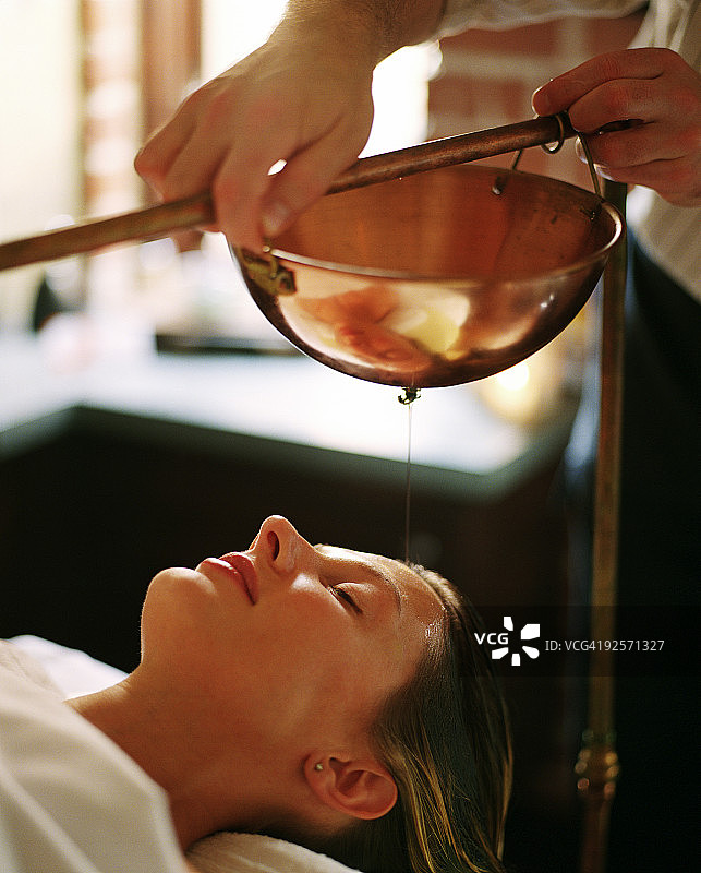 接受阿育吠陀疗法的女人图片素材