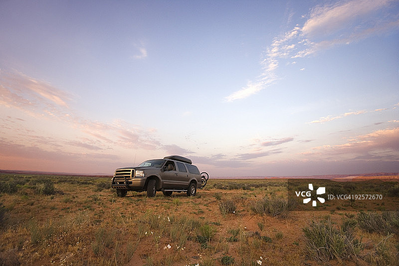 沙漠中的越野车图片素材