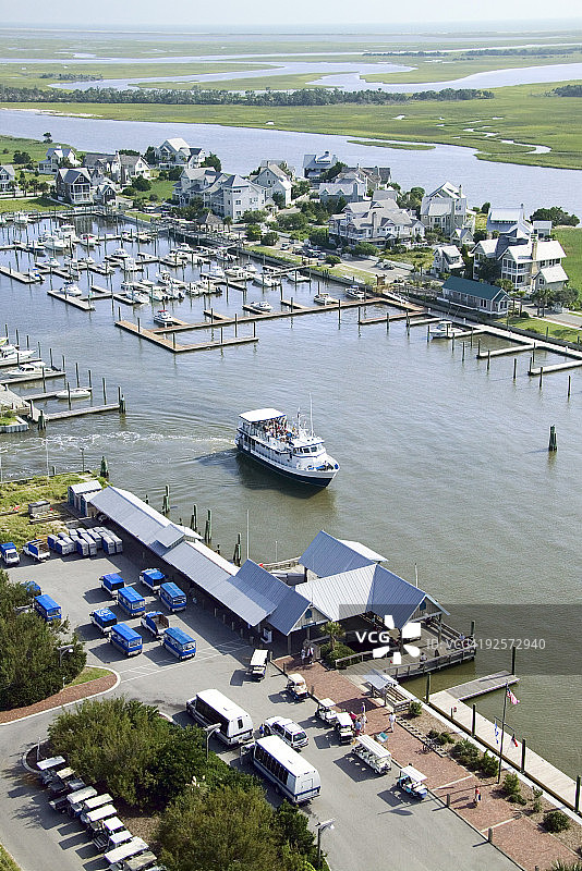 北卡罗来纳州秃头岛，船只进入码头的鸟瞰图片素材