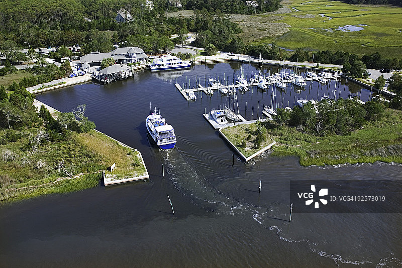北卡罗来纳州秃头岛，船只进入码头的鸟瞰图片素材