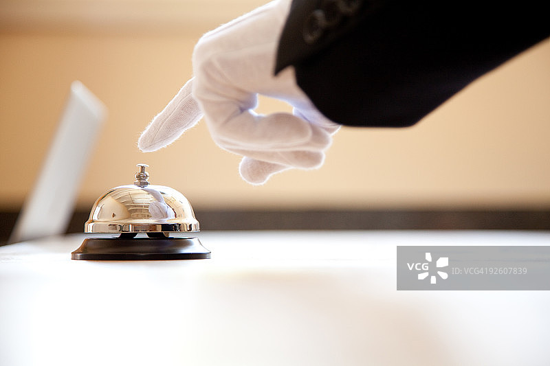 戴手套的手即将按响服务铃图片素材