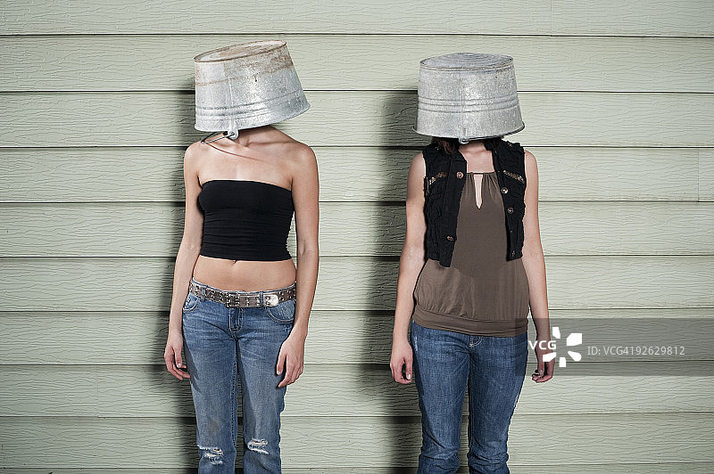 两个戴着水桶的年轻女人图片素材