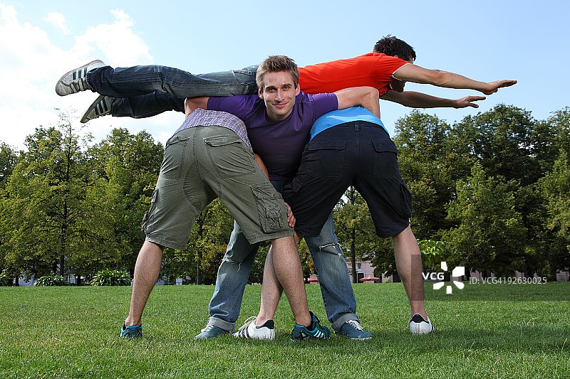 城市游乐场男人图片素材