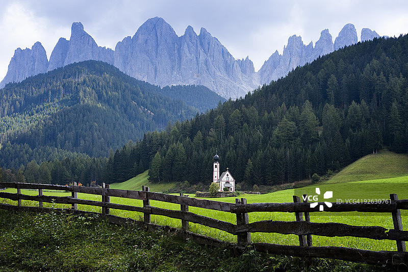 盖斯勒山脉圣约翰教堂图片素材