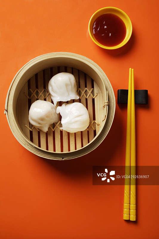 竹笼里的点心静物摄影，配有筷子图片素材