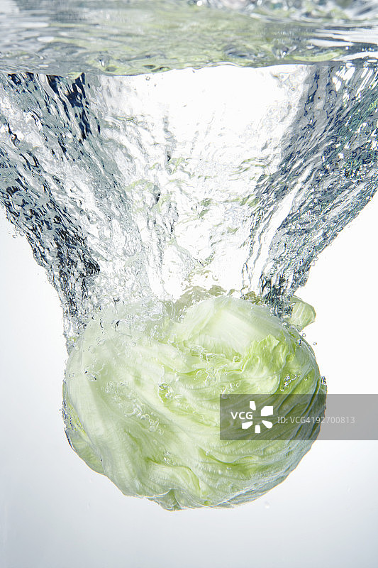 生菜落入水中图片素材