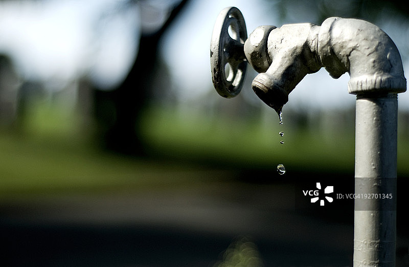 从损坏的起重机上滴落的水滴图片素材