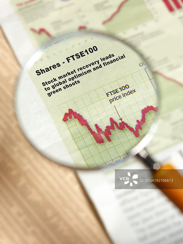 放大镜下的富时100指数图片素材