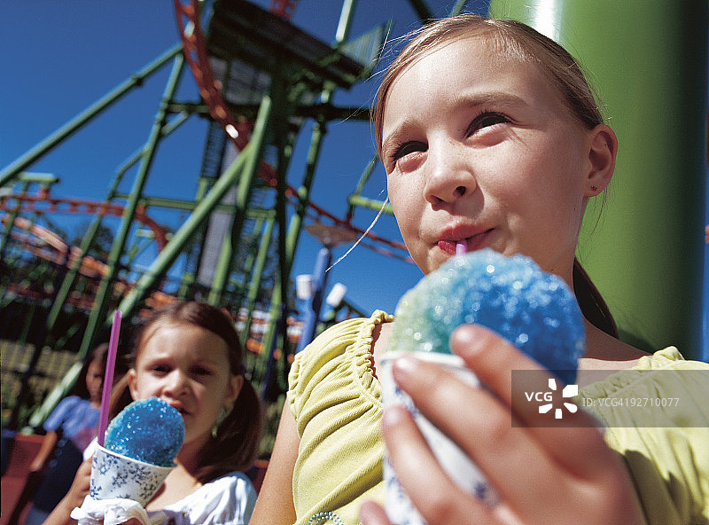 在游乐场上的女孩们图片素材