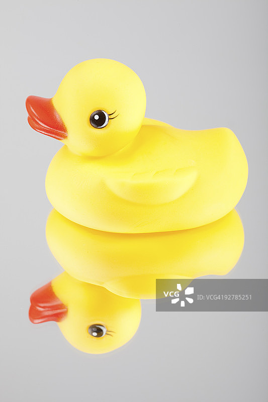 橡胶鸭倒影图片素材