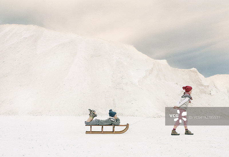 儿童乘坐雪橇旅行图片素材