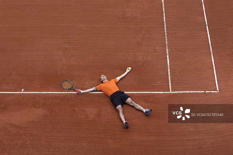 网球运动员在球场上装死图片素材