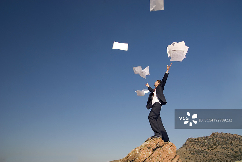 扔纸的商人图片素材