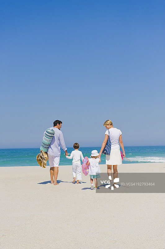 在海滩度假的一家人图片素材
