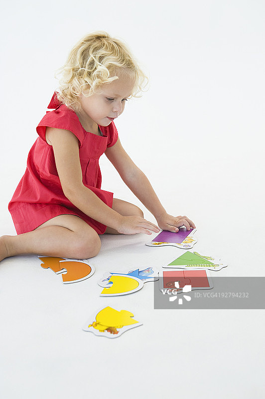 拼拼图的女孩图片素材